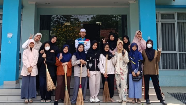 Perkuat Kebersamaan dan Pola Hidup Sehat, Penghuni Asrama UPI Kampus Cibiru Gelar Bersih-Bersih dan Olahraga Bersama